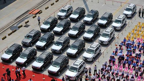這是整裝待發(fā)的21輛福特翼虎越野車(4月12日攝)。4月12日,首批21輛福特翼虎越野車從欽州保稅港區(qū)上岸,此舉標(biāo)志著我國(guó)第五個(gè)沿海整車進(jìn)口口岸正式運(yùn)營(yíng)。廣西欽州保稅港區(qū)于2009年12月7日獲國(guó)務(wù)院批準(zhǔn)列為整車進(jìn)口口岸,2011年11月1日通過國(guó)家驗(yàn)收。新華社記者 張愛林 攝
