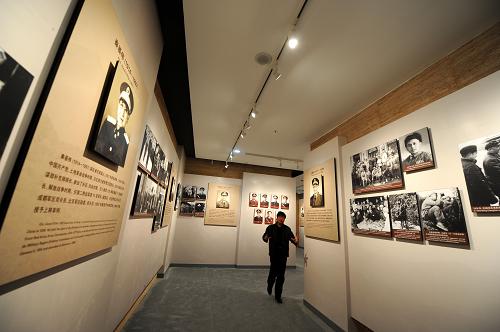 4月12日,工作人員在鄂豫皖蘇區(qū)將帥博物館內(nèi)布展。日前,在河南省新縣建設(shè)的鄂豫皖蘇區(qū)將帥博物館正加緊布展,計劃于5月1日對外開放。地處大別山革命老區(qū)的河南省新縣是我國著名的將軍縣,是鄂豫皖革命根據(jù)地的中心和首府所在地,先后誕生了紅四方面軍等紅軍主力部隊。該館將展出鄂豫皖蘇區(qū)走出的349位將軍的生平事跡,革命文物和歷史照片,并將成為一處新的“愛國主義教育示范基地”。新華社記者 朱祥 攝