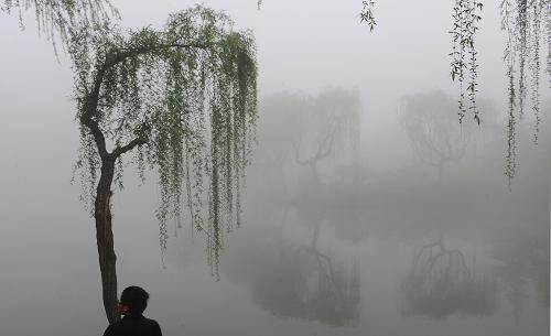 4月14日清晨,揚(yáng)州市民在荷花池公園欣賞霧景。當(dāng)日5時(shí),江蘇省氣象臺(tái)發(fā)布大霧橙色預(yù)警:鹽城、連云港、揚(yáng)州、泰州、鎮(zhèn)江、南通北部以及常州和南京部分地區(qū)已經(jīng)出現(xiàn)能見(jiàn)度小于200米的霧并將持續(xù)。新華社發(fā)(濮良平 攝)