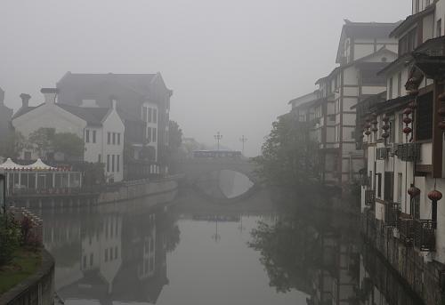 4月14日清晨,江蘇無(wú)錫市清名橋歷史街區(qū)被大霧籠罩。新華社發(fā)(羅軍 攝)