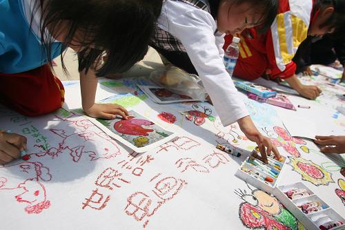 4月22日,水田小學(xué)學(xué)生在參加世界讀書日繪畫活動。當(dāng)日,為迎接4月23日“世界讀書日”,第二屆貴陽市社區(qū)兒童圖書音樂節(jié)在貴陽市烏當(dāng)區(qū)水田鎮(zhèn)鄉(xiāng)村學(xué)校少年宮舉行,孩子們通過參加圖書朗讀、手工書簽制作、頭腦風(fēng)暴猜謎、自由繪畫等活動來領(lǐng)取愛心贈書,體驗讀書的樂趣。新華社記者 杜涓涓 攝
