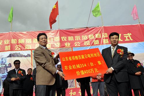 5月4日,山東省向西藏白朗縣捐贈(zèng)價(jià)值400萬(wàn)元的現(xiàn)代農(nóng)機(jī)設(shè)備。當(dāng)日,山東省農(nóng)業(yè)機(jī)械捐贈(zèng)暨白朗縣現(xiàn)代農(nóng)機(jī)化示范縣項(xiàng)目啟動(dòng)儀式在西藏白朗縣舉行,白朗縣成為西藏自治區(qū)第一個(gè)農(nóng)業(yè)機(jī)械化示范縣。如同上個(gè)世紀(jì)六十年代初西藏農(nóng)村以鐵犁替代木犁一樣,打造農(nóng)業(yè)機(jī)械化示范縣是一個(gè)“革命性的變化”,標(biāo)志著西藏的農(nóng)業(yè)生產(chǎn)進(jìn)入一個(gè)新時(shí)期。新華社記者 多吉占堆 攝
