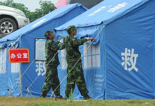 5月11日,江西新余民兵在演練中搭建救災(zāi)帳篷。新華社發(fā)(凌厚祥 攝)