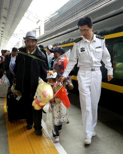 5月20日,在北京西站,來自西藏的先心病兒童們在海軍總醫(yī)院接站人員的帶領(lǐng)下走下火車。 當(dāng)日,來自西藏阿里、山南、日喀則、拉薩、那曲、昌都六地(市)的百余名先心病患兒抵達(dá)北京接受免費(fèi)救治,這是截至目前西藏一次性救治先心病患兒規(guī)模最大的一次。 據(jù)了解,此次“2012年西藏百名先心病兒童赴京接受免費(fèi)救治”活動(dòng)由解放軍總醫(yī)院牽頭,海軍總醫(yī)院、空軍總醫(yī)院及武警總醫(yī)院等部隊(duì)醫(yī)院與中華慈善總會(huì)共同開展,也是“為了我們的孩子——千名少數(shù)民族貧困家庭先心病兒童救助行動(dòng)”的內(nèi)容之一。新華社發(fā) (王振 攝)