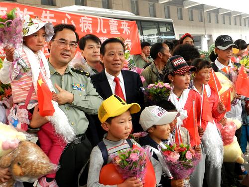 5月20日,在北京西站,來自西藏的先心病兒童們和接站人員合影留念。新華社發(fā) (王振 攝)
