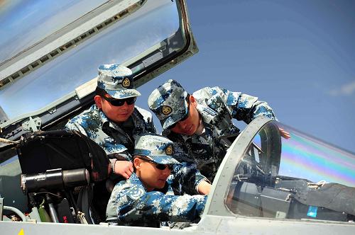 機(jī)載設(shè)備師正在實(shí)施通電檢查(5月19日攝)。近日,空軍航空兵某團(tuán)機(jī)務(wù)大隊(duì)在空軍駐藏某機(jī)場(chǎng)駐訓(xùn),期間針對(duì)高原低壓低氧的環(huán)境特點(diǎn),對(duì)飛機(jī)進(jìn)行適應(yīng)性改裝,編寫(xiě)高原保障手冊(cè),提升高原作戰(zhàn)機(jī)務(wù)保障能力。駐訓(xùn)以來(lái),機(jī)務(wù)大隊(duì)共排除各類故障25起,實(shí)現(xiàn)飛機(jī)一次啟動(dòng)100%成功率,保證了各項(xiàng)戰(zhàn)訓(xùn)任務(wù)的圓滿完成。新華社發(fā)(沈玲 攝)