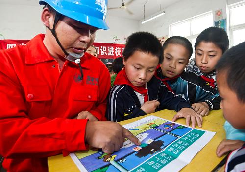 5月22日,電力工作人員在德清縣育才小學(xué)宣傳電力設(shè)施保護(hù)及安全用電知識。5月是浙江省電力設(shè)施保護(hù)宣傳月。浙江省德清縣電力局一方面派出工作人員走村入鄉(xiāng),進(jìn)入學(xué)校、企業(yè),發(fā)放電力設(shè)施宣傳冊、開展專題宣傳活動;另一方面,通過數(shù)字電視點(diǎn)播界面、LCD信息發(fā)布系統(tǒng)等平臺,廣泛宣傳電力設(shè)施保護(hù)工作,營造保護(hù)電力設(shè)施的社會輿論氛圍,保障安全用電。新華社記者 徐昱攝