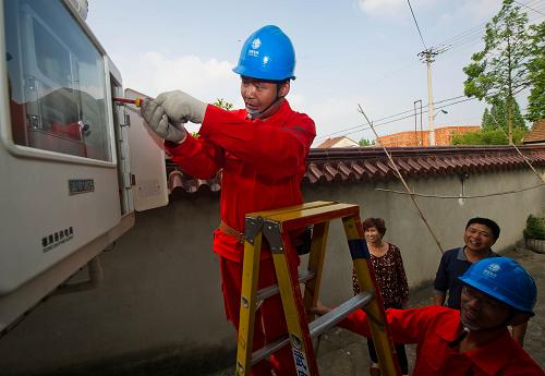 5月22日,電力施工人員在德清縣五四村徐達(dá)明家中檢查漏電保護(hù)器。新華社記者 徐昱 攝