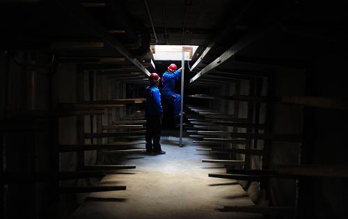 5月24日,工作人員進入地下管廊準備進行安裝、檢查工作。新華社記者 潘昱龍 攝