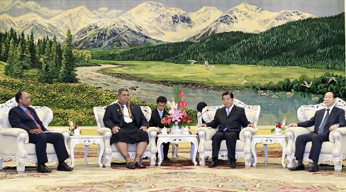 5月25日,中共中央政治局常委、全國(guó)政協(xié)主席賈慶林在北京人民大會(huì)堂會(huì)見(jiàn)以薩摩亞議會(huì)議長(zhǎng)拉烏利·施密特為團(tuán)長(zhǎng)的斐濟(jì)、密克羅尼西亞聯(lián)邦、薩摩亞、湯加和瓦努阿圖等五國(guó)政治家聯(lián)合考察團(tuán)。 新華社記者丁林?jǐn)z