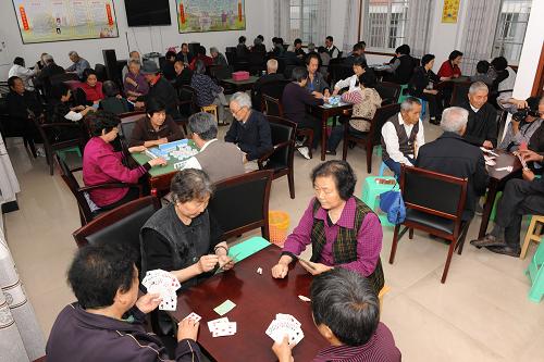 5月26日,熱熱鬧鬧的服務(wù)中心成為老年朋友的好去處。新華社攝影部 何俊昌 攝