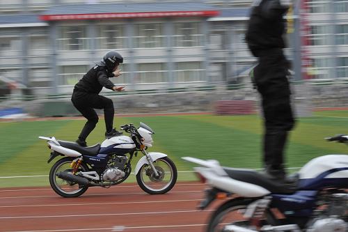 6月5日,民警在實(shí)戰(zhàn)演練中進(jìn)行飛車演示。 當(dāng)日,貴州甕安縣成立反恐處突大隊(duì),并在現(xiàn)場開展了“反恐處突”綜合演練。 新華社記者 歐東衢 攝