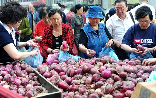 6月9日,市民在長(zhǎng)春市建設(shè)街早市上選購(gòu)蔬菜。當(dāng)日,國(guó)家統(tǒng)計(jì)局發(fā)布報(bào)告,5月份全國(guó)居民消費(fèi)價(jià)格總水平(CPI)同比上漲3%,漲幅比上月回落0.4個(gè)百分點(diǎn);環(huán)比下降0.3%,降幅比上月擴(kuò)大0.2個(gè)百分點(diǎn)。新華社記者 林宏 攝