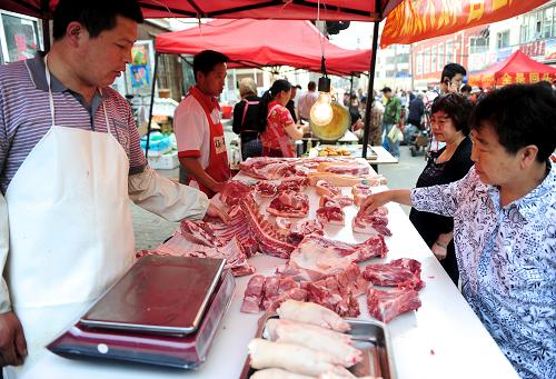 6月9日,市民在長(zhǎng)春市建設(shè)街早市上購(gòu)買(mǎi)豬肉。當(dāng)日,國(guó)家統(tǒng)計(jì)局發(fā)布報(bào)告,5月份全國(guó)居民消費(fèi)價(jià)格總水平(CPI)同比上漲3%,漲幅比上月回落0.4個(gè)百分點(diǎn);環(huán)比下降0.3%,降幅比上月擴(kuò)大0.2個(gè)百分點(diǎn)。新華社記者 林宏 攝