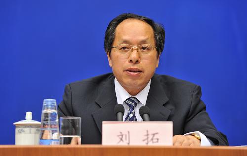 6月14日,國家林業(yè)局荒漠化防治辦公室主任劉拓介紹相關情況并回答記者提問。6月14日,國務院新聞辦公室邀請國家林業(yè)局相關負責人在北京介紹“第二次全國石漠化監(jiān)測結(jié)果”等方面情況,并回答記者提問。2011年國家林業(yè)局組織開展了第二次石漠化監(jiān)測工作,范圍涉及湖北、湖南、廣東、廣西、重慶、四川、貴州、云南8個?。▍^(qū)、市)的463個縣。監(jiān)測結(jié)果顯示,截止2011年,我國石漠化土地面積為1200.2萬公頃,占監(jiān)測區(qū)國土面積的11.2%,占巖溶面積的26.5%。與2005年相比,石漠化土地凈減少96萬公頃,減少了7.4%;年均減少1600平方公里,縮減率為1.27%。新華社記者 李鑫 攝