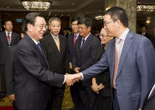 6月15日,正在馬來西亞進(jìn)行正式友好訪問的中共中央政治局常委、中央紀(jì)委書記賀國(guó)強(qiáng)在吉隆坡出席在馬來西亞中資企業(yè)座談會(huì)。這是會(huì)前賀國(guó)強(qiáng)同中資企業(yè)負(fù)責(zé)人親切交談。新華社記者 黃敬文 攝