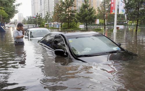 6月17日,強(qiáng)降雨過(guò)后的哈爾濱紅旗大街積水嚴(yán)重,機(jī)動(dòng)車被淹。當(dāng)日下午,哈爾濱市出現(xiàn)了短時(shí)強(qiáng)降雨天氣,導(dǎo)致市區(qū)部分路段積水嚴(yán)重。新華社發(fā)(肖勁彪 攝)