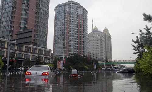 6月17日,強(qiáng)降雨過(guò)后的哈爾濱紅旗大街積水嚴(yán)重,機(jī)動(dòng)車被淹。當(dāng)日下午,哈爾濱市出現(xiàn)了短時(shí)強(qiáng)降雨天氣,導(dǎo)致市區(qū)部分路段積水嚴(yán)重。新華社發(fā)(肖勁彪 攝)