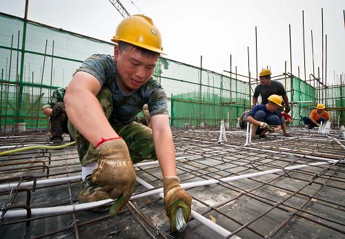 6月20日,建設(shè)者在10層高的操作面加緊施工。夏至將到,一年中最熱的時(shí)節(jié)即將到來,1000多名建設(shè)者正堅(jiān)守在天津市最大的公租房項(xiàng)目——北辰區(qū)雙青新家園一期公租房項(xiàng)目工地,冒著30多攝氏度的高溫,不畏酷暑,加班加點(diǎn)施工,確保1萬多戶中低收入家庭準(zhǔn)時(shí)入住。北辰區(qū)雙青新家園一期公租房項(xiàng)目由天津住宅集團(tuán)承建,總建筑面積達(dá)65萬平方米。建筑工地為了保障在高溫下安全施工,定期為現(xiàn)場施工的建設(shè)者們送上西瓜、綠豆湯等防暑降溫物品。新華社記者 岳月偉 攝