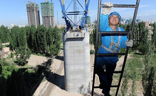 6月21日,工人在特大橋墩上進行高空作業(yè)。新華社記者 何俊昌 攝