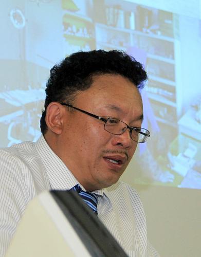 6月21日,中國(guó)藏學(xué)家代表團(tuán)成員、西藏社會(huì)科學(xué)院民族研究所副所長(zhǎng)班覺(jué)在德國(guó)慕尼黑舉行的“今日西藏”介紹會(huì)上講話。新華社記者 宋國(guó)城 攝