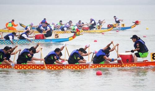 6月23日,參賽隊伍在蘇州金雞湖上賽龍舟。當日,第三屆蘇州端午金雞湖龍舟賽在蘇州工業(yè)園區(qū)金雞湖月光碼頭舉行,共有54支隊伍800多名選手參加,其中44支男隊、10支女隊。新華社發(fā)(陳煜 攝)