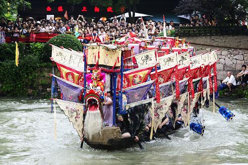 6月23日,一條“花枝招展”的“滿天裝”龍舟在杭州西溪濕地河道里巡游。當日,被列入中國非物質(zhì)文化遺產(chǎn)名錄的“蔣村龍舟勝會”在杭州西溪國家濕地公園舉行,共有150余條龍舟趕赴這一年一度的勝會。精彩紛呈的龍舟競渡、豐富多彩的民俗文化展示活動吸引了數(shù)萬名中外游客觀賞。新華社發(fā)(李忠 攝)