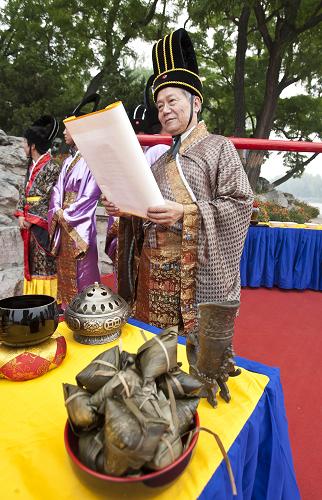 6月23日在龍?zhí)抖宋缥幕?jié)上拍攝的“端午祭”儀式。當日,第五屆龍?zhí)抖宋缥幕?jié)在北京市龍?zhí)逗珗@舉行。本屆龍?zhí)抖宋缥幕?jié)以“弘揚端午文化,踐行北京精神”為主題,開展端午祭、賽龍舟、放河燈等多種活動。新華社發(fā)(趙冰 攝)