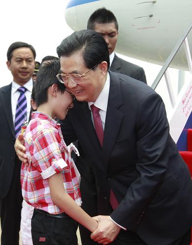 6月29日,中共中央總書記、國家主席、中央軍委主席胡錦濤抵達(dá)香港出席慶祝香港回歸祖國15周年活動(dòng)。這是胡錦濤主席在機(jī)場親切擁抱獻(xiàn)花的香港少年兒童。 新華社記者鞠鵬攝