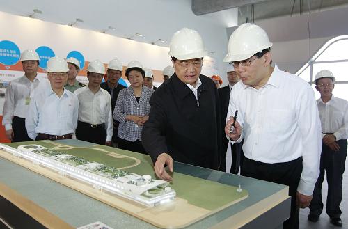 6月30日,國家主席胡錦濤在香港視察啟德發(fā)展計劃。這是胡錦濤主席在聽取關(guān)于項目建設(shè)的介紹。 新華社記者鞠鵬攝
