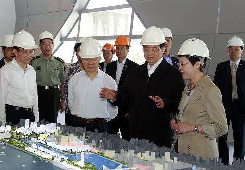 6月30日,國家主席胡錦濤在香港視察啟德發(fā)展計劃。這是胡錦濤主席在聽取關(guān)于項目建設(shè)的介紹。新華社記者 鞠鵬 攝