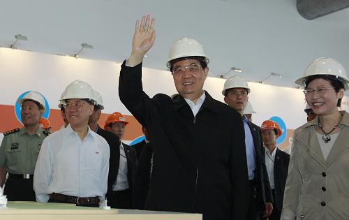 6月30日,國家主席胡錦濤在香港視察啟德發(fā)展計劃。這是胡錦濤主席在啟德新郵輪碼頭工程工地視察時向現(xiàn)場的媒體記者揮手致意。新華社記者 鞠鵬 攝