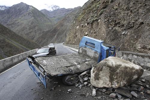 這是217國道上一輛在地震中被落石砸中的貨車,目前這條道路已恢復通行(6月30日攝)。 6月30日,新疆維吾爾自治區(qū)伊犁哈薩克自治州新源縣、巴音郭楞蒙古自治州和靜縣交界處發(fā)生6.6級地震,記者于當晚23時趕赴受災較重的新源縣那拉提鎮(zhèn)看到,當地各級各部門正在積極組織開展抗災救災工作。 目前,新源縣已轉移安置群眾18057人,同時組織各鄉(xiāng)鎮(zhèn)及民政部門發(fā)放救災物資,目前已發(fā)放面粉9.2噸、清油480公斤、帳篷120頂、棉被230床。與此同時,衛(wèi)生部門也組織醫(yī)療車輛、藥品和醫(yī)護人員到受災群眾中開展醫(yī)療救助。新華社記者 江文耀 攝