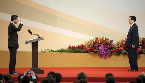 這是由胡錦濤監(jiān)誓,香港特別行政區(qū)第四任行政長官梁振英宣誓就職。新華社記者 呂小煒 攝
