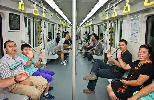 7月1日,市民乘坐天津地鐵2號線列車。新華社記者 岳月偉 攝