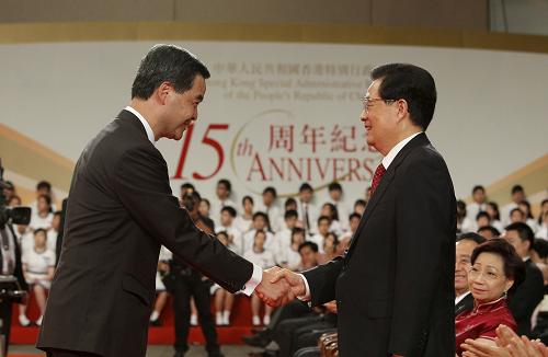 這是香港特別行政區(qū)第四任行政長官梁振英宣誓就職后,胡錦濤同梁振英握手。新華社記者 鞠鵬 攝