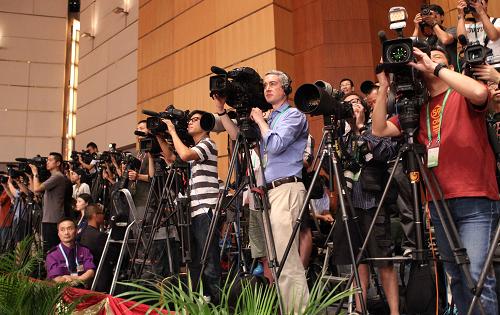 7月1日,慶祝香港回歸祖國15周年大會暨香港特別行政區(qū)第四屆政府就職典禮在香港會展中心舉行。這是記者在現(xiàn)場采訪拍攝。新華社記者 劉衛(wèi)兵 攝
