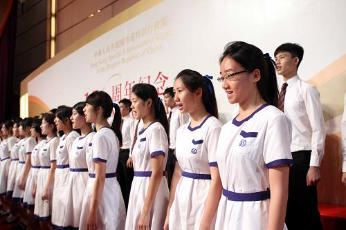 7月1日,慶祝香港回歸祖國15周年大會暨香港特別行政區(qū)第四屆政府就職典禮在香港會展中心舉行。這是學生在合唱。新華社記者 劉衛(wèi)兵 攝
