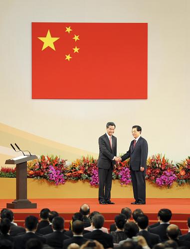 這是香港特別行政區(qū)第四任行政長官梁振英宣誓就職完畢后,胡錦濤同梁振英握手。新華社記者 謝環(huán)馳 攝