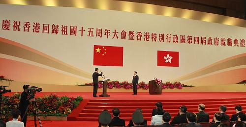 這是由胡錦濤監(jiān)誓,香港特別行政區(qū)第四任行政長官梁振英宣誓就職。新華社記者 鞠鵬 攝