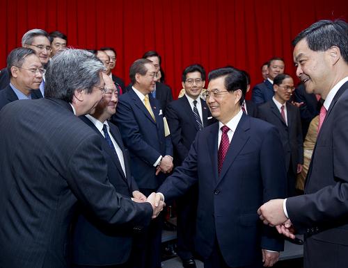 7月1日,國家主席胡錦濤在香港會(huì)展中心會(huì)見香港特別行政區(qū)新任行政、立法、司法機(jī)關(guān)負(fù)責(zé)人。新華社記者 王曄 攝