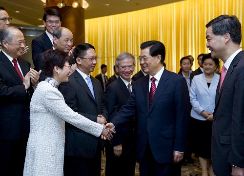 7月1日,國家主席胡錦濤在香港會(huì)展中心會(huì)見香港特別行政區(qū)新任行政、立法、司法機(jī)關(guān)負(fù)責(zé)人。新華社記者 王曄 攝