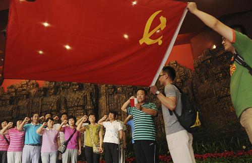 7月7日,一批入黨積極分子在中國(guó)人民抗日戰(zhàn)爭(zhēng)紀(jì)念館宣誓入黨。當(dāng)日是中國(guó)人民抗日戰(zhàn)爭(zhēng)全面爆發(fā)75周年紀(jì)念日,社會(huì)各界群眾走進(jìn)北京中國(guó)人民抗日戰(zhàn)爭(zhēng)紀(jì)念館,參加紀(jì)念活動(dòng)。新華社記者 張宇 攝