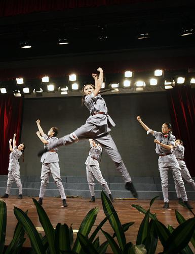 7月7日,在中國(guó)人民抗日戰(zhàn)爭(zhēng)紀(jì)念館與中國(guó)音樂家協(xié)會(huì)愛樂樂團(tuán)共同舉辦的主題音樂會(huì)上,演員表演舞蹈《八女投江》。新華社記者 張宇 攝