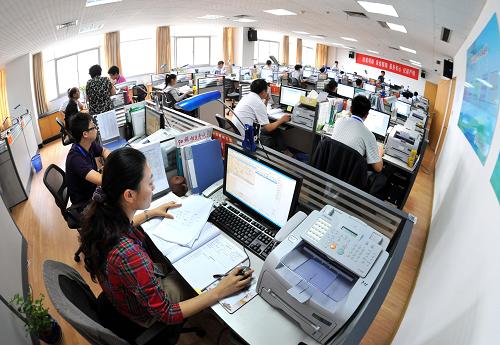 7月14日,在江蘇省教育考試院高校招生錄取工作現(xiàn)場(chǎng),工作人員在進(jìn)行本一批次錄檢審核。新華社記者 孫參 攝