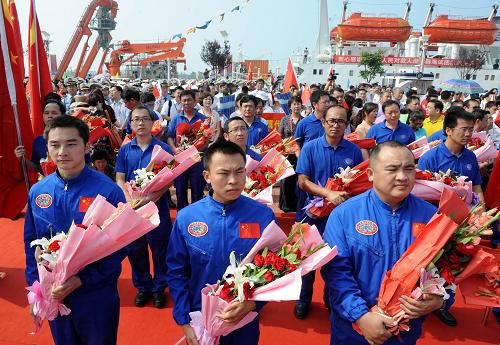 7月16日,三名深潛員在歡迎儀式上。當(dāng)日,搭載“蛟龍”號深潛器的母船“向陽紅09”返抵青島奧帆中心碼頭,國家相關(guān)部門及青島市民代表近千人舉行儀式迎接“蛟龍?zhí)?#8221;載人潛水器7000米級海試隊伍凱旋。新華社記者 李紫恒 攝