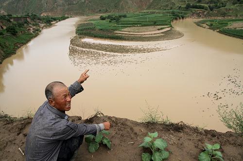 7月21日,在環(huán)縣環(huán)城鎮(zhèn)張灘灘村,田地被洪水淹沒(méi)。新華社發(fā)(張永鑫 攝)