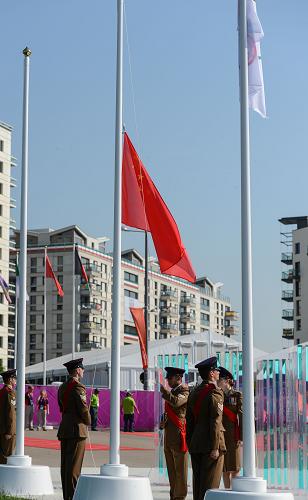 7月25日,中華人民共和國(guó)國(guó)旗在儀式上升起。當(dāng)日,中國(guó)體育代表團(tuán)在倫敦奧運(yùn)會(huì)奧運(yùn)村舉行升旗儀式。新華社記者 楊磊 攝