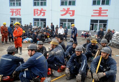 救援人員在井口附近待命(8月3日攝)。新華社記者 燕雁 攝