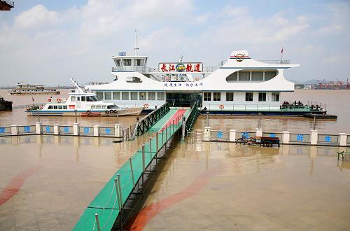 8月4日,上漲的江水漫過(guò)長(zhǎng)江南京下關(guān)段岸邊的空地。當(dāng)日,長(zhǎng)江南京下關(guān)站高潮水位達(dá)8.62米,是今年入汛以來(lái)首次超過(guò)警戒水位,超過(guò)8.5米的警戒水位0.12米。目前,南京市已加強(qiáng)對(duì)長(zhǎng)江南京段沿線(xiàn)各主要渡口、碼頭等重點(diǎn)區(qū)域的安全檢查,備足搶險(xiǎn)物資,確保汛期安全。新華社發(fā)(王新 攝)
